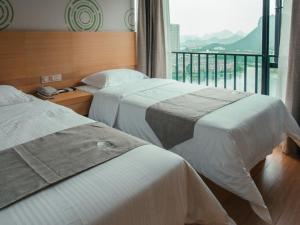 GreenTree Inn Guangxi Zhuang Autonomous Region Guilin Lingui District Luhu International Express Hotel 객실 침대