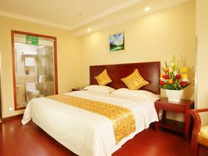 Katil atau katil-katil dalam bilik di GreenTree Inn ZheJiang JiaXing West ZhongShan Road Vintage Car Building Express Hotel