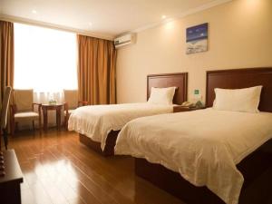 Tempat tidur dalam kamar di GreenTree Inn ZiBo LiuQuan Road Wal-Mart Square Express Hotel