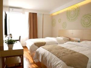 מיטה או מיטות בחדר ב-GreenTree Inn Beijing Tongzhou Universal Studios Express Hotel