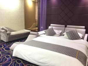 Tempat tidur dalam kamar di GreenTree Alliance Bengbu Railway Station Hotel