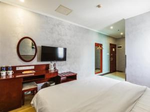 เตียงในห้องที่ GreenTree Inn Shanghai Huinan Jinghai Road Express Hotel