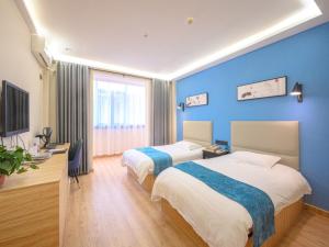 TV a/nebo společenská místnost v ubytování GreenTree Inn Henan Kaifeng Gulou Square Express hotel