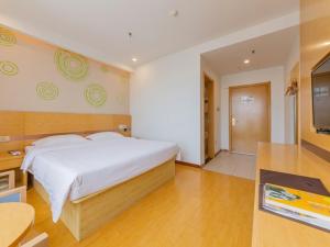 Katil atau katil-katil dalam bilik di GreenTree Inn Xi'an Railway Station Express Hotel