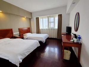 Postel nebo postele na pokoji v ubytování GreenTree Inn Jiangsu NanJing GuLou Business Hotel