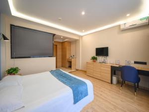 Postel nebo postele na pokoji v ubytování GreenTree Inn Henan Kaifeng Gulou Square Express hotel