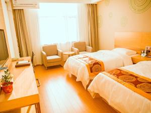 um quarto de hotel com duas camas e uma televisão em GreenTree Inn Yancheng Funing Experimental Primary School Suzhou Road Hotel em Dengshe