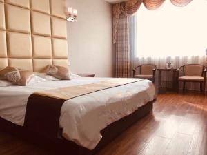 a bedroom with a large bed with a large window at Shell Xuancheng Ningguo City Ningyang East Road Hotel in Xuancheng
