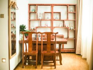une salle à manger avec une table et des chaises en bois dans l'établissement GreenTree Inn Heze Yucheng County Dongcheng International Business Hotel, à Yuncheng