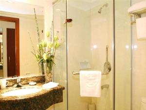 A bathroom at GreenTree Inn Shandong Liaocheng Chiping East Huixin Road Business Hotel