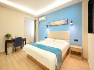 Postel nebo postele na pokoji v ubytování GreenTree Inn Henan Kaifeng Gulou Square Express hotel