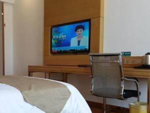 une chambre avec une télévision, une chaise et un lit dans l'établissement GreenTree Inn Heze Yucheng County Dongcheng International Business Hotel, à Yuncheng 32 autres photos