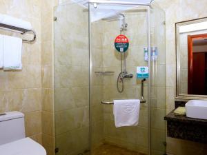 GreenTree Inn AnHui HeFei Heyu Rd. Dayun City Express Hotel tesisinde bir banyo