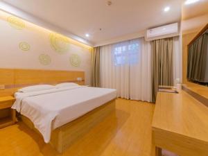 Katil atau katil-katil dalam bilik di GreenTree Inn Xi'an Railway Station Express Hotel