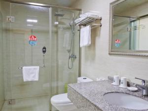 Ett badrum på GreenTree Inn AnHui HeFei BinHu New District FangXin Avenue Sichuan Road Express Hotel