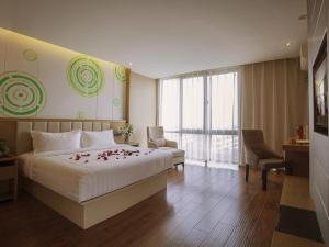 Un pat sau paturi într-o cameră la GreenTree Inn Jiangsu Taizhou Dongfeng Road Express Hotel
