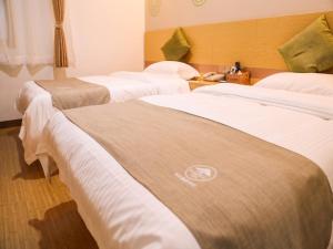 Ένα ή περισσότερα κρεβάτια σε δωμάτιο στο GreenTree Inn Nanjing Zhongshan Mausoleum Scenic Area Zhongling Street Subway Station Express Hotel