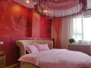 a bedroom with a bed with a red wall at Shell Shanghai Baoshan District Tieli Road Subway Station Tiefeng Road Hotel in Baoshan