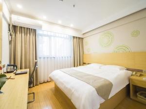 Giường trong phòng chung tại GreenTree Inn Jiangsu YangZhou Mansions Business Hotel