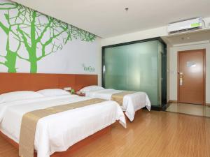 Un pat sau paturi într-o cameră la Vatica ShanDong RiZhao YanZhou Road JinHai Road Hotel