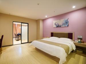 Säng eller sängar i ett rum på GreenTree Alliance Kunming Beijing Road Linyuqiao Subway Station Hotel