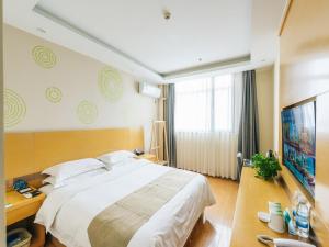 Katil atau katil-katil dalam bilik di GreenTree Inn Jiangyin Bus Station Meiyuan Street Express Hotel