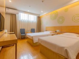 Katil atau katil-katil dalam bilik di GreenTree Inn Xi'an Railway Station Express Hotel