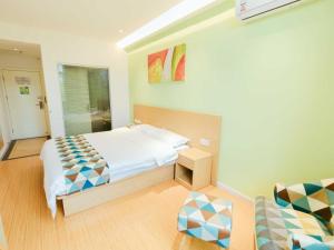 Katil atau katil-katil dalam bilik di Shell Shanghai Jiadingbei Subway Station Shuping Road Hotel