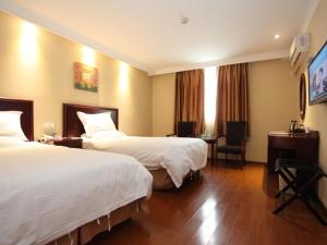 GreenTree Inn Jiangsu Zhenjiang Gaotie Wanda Square Express Hotelにあるベッド