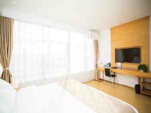 Postel nebo postele na pokoji v ubytování GreenTree Inn Tangshan Qianxi Bus Terminal Express Hotel