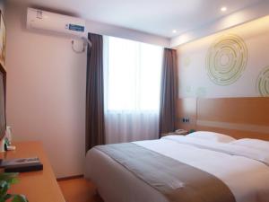 Ліжко або ліжка в номері GreenTree Inn Jiangsu Changzhou Jintan district Zhixi Town South Zhenxing Road Express Hotel