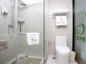 A bathroom at Vatica Hefei Silihe Road wen One hundred street Hotel