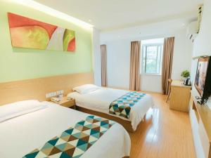 Katil atau katil-katil dalam bilik di Shell Shanghai Jiadingbei Subway Station Shuping Road Hotel
