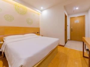 Katil atau katil-katil dalam bilik di GreenTree Inn Xi'an Railway Station Express Hotel