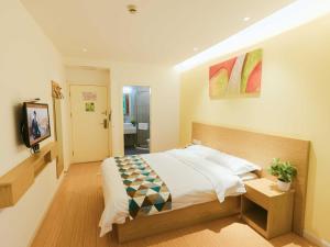 Katil atau katil-katil dalam bilik di Shell Shanghai Jiadingbei Subway Station Shuping Road Hotel