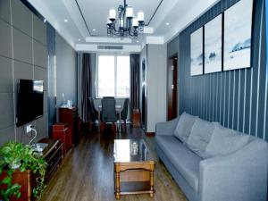 a living room with a couch and a table at Shell Anqing City Yingjiang District Renmin Road Pedestrian Street Hotel in Anqing
