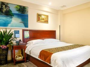 Un pat sau paturi într-o cameră la GreenTree Inn Guangdong Shenzhen Longhua New Area Longguan Rord Tianhong Express Hotel