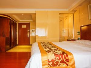 En eller flere senge i et værelse på GreenTree Inn Shanghai Gongfu New Village Subway Station Express Hotel