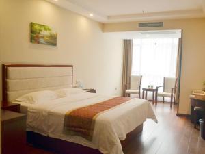 Кровать или кровати в номере GreenTree Inn HuBei ShiYan Shanghai Road Business Hotel