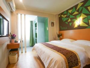 a bedroom with a large bed in a room at Vatica Hefei Lujiang Road Hotel in Hefei