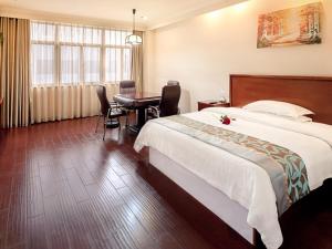 Een bed of bedden in een kamer bij Greentree Inn Mozitan Road Yiwu Small Commodities Wholesale City
