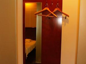 Rúm í herbergi á GreenTree Inn Jiangsu Xuzhou Yunlong District West Gate of Yunlong Public Park Express Hotel