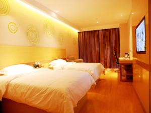 Tempat tidur dalam kamar di GreenTree Inn Suzhou Yongqiao District Suma Park Suzhou Avenue High-speed Railway Station Business Hotel