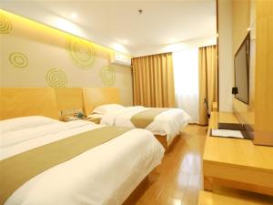 Säng eller sängar i ett rum på GreenTree Inn Yichun Development Zone Bus Terminal Express Hotel