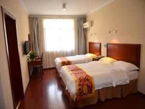Giường trong phòng chung tại GreenTree Inn Huangshan City Huangshan Scenic Area North Gate Express Hotel