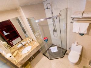 ein Bad mit einer Dusche, einem Waschbecken und einem WC in der Unterkunft GreenTree Inn AnHui GuangDe ZhongYang LeCheng Business Hotel in Shuanghe