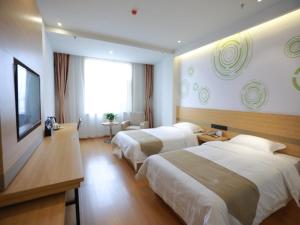 Postel nebo postele na pokoji v ubytování GreenTree Inn Jin Intermediary Resting Dingyang West Road Express Hotel