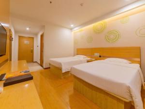 Katil atau katil-katil dalam bilik di GreenTree Inn Xi'an Railway Station Express Hotel