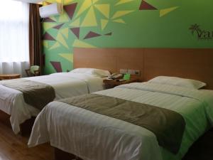 Letto o letti in una camera di Vatica Hefei West Anqing Nongda East Gate Hotel