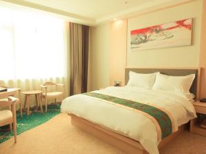 A bed or beds in a room at GreenTree Eastern Fuyang Yingdong District South Guoyang Road Hotel